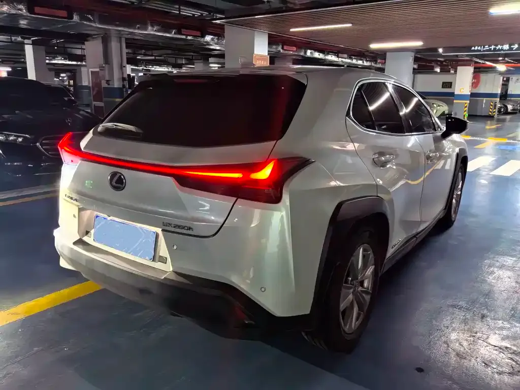 Lexus UX — фото 4