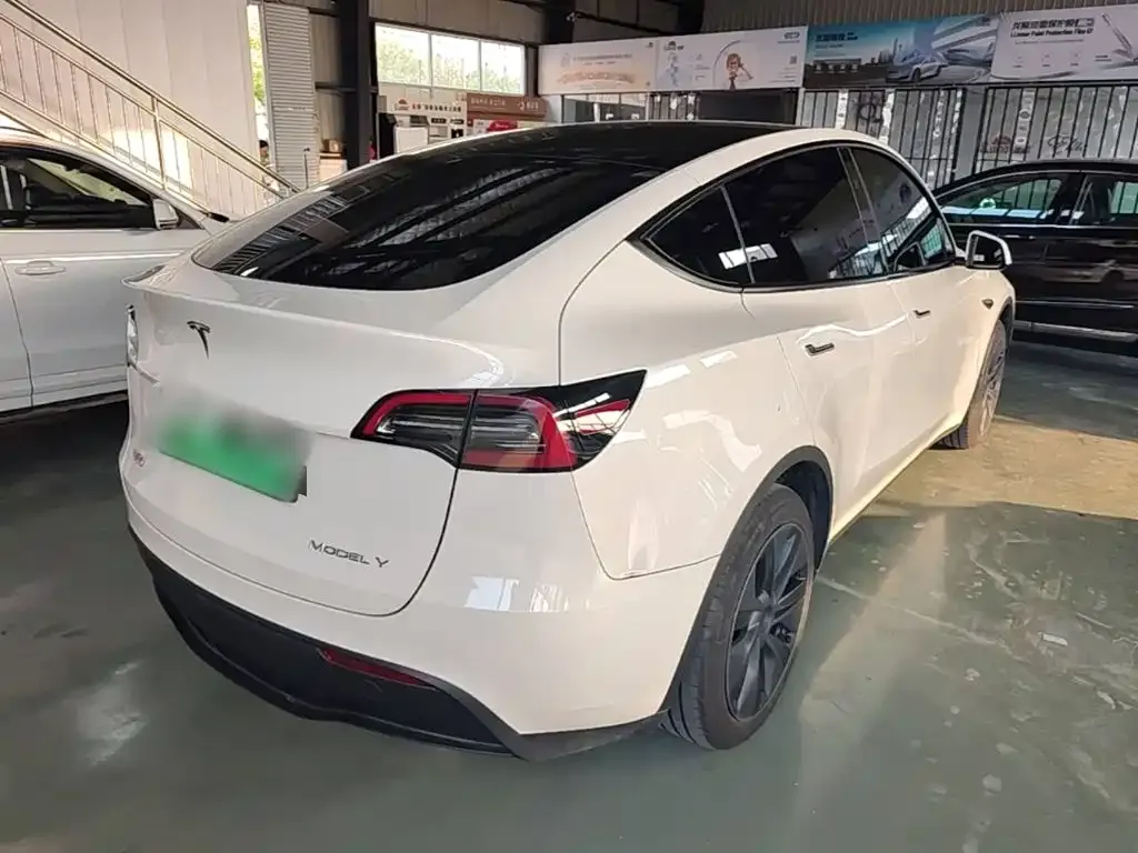 Tesla Model Y — фото 8