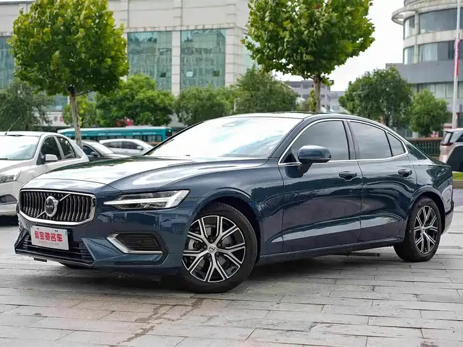 Volvo S60 — фото 1