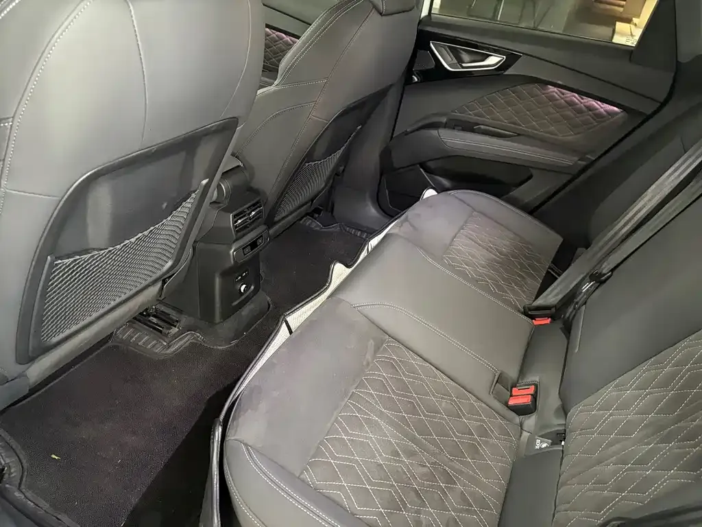 Audi Q4 e-tron — фото 10