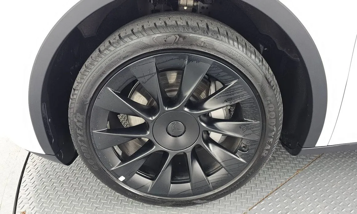 Tesla Model Y — фото 10
