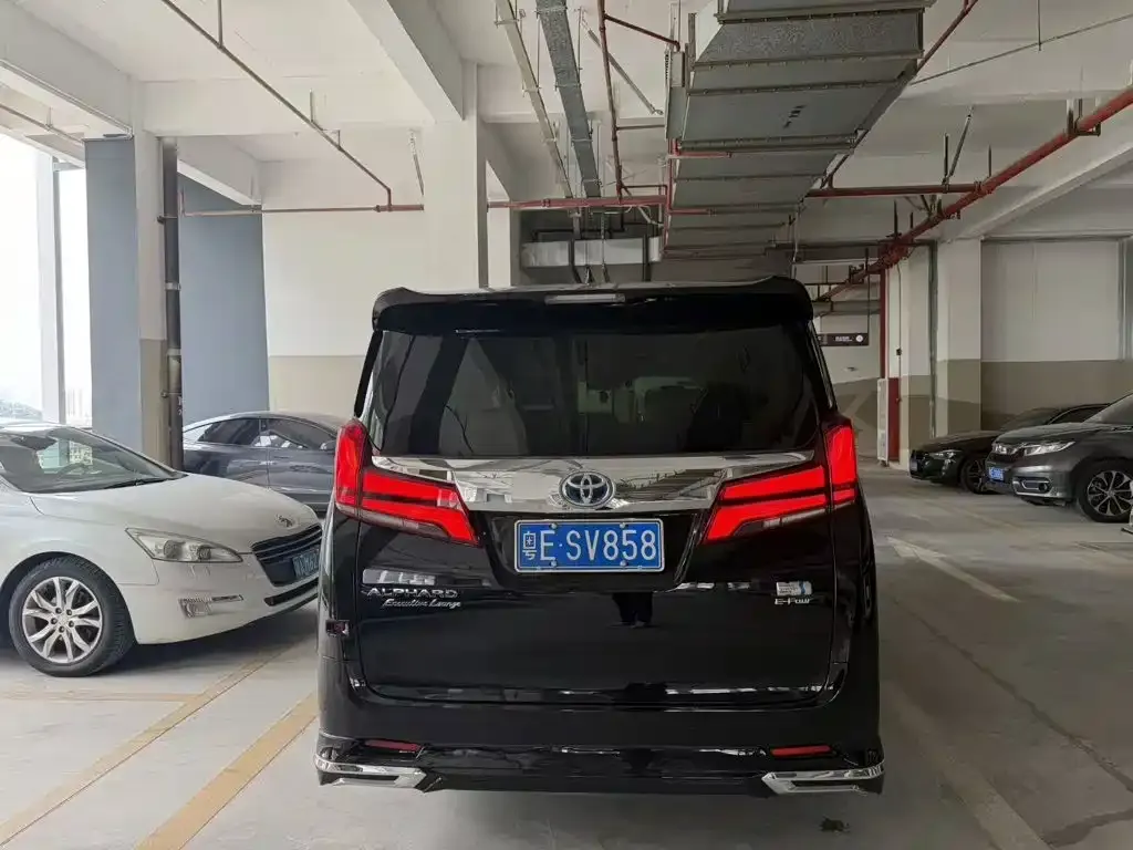 Toyota Alphard — фото 2