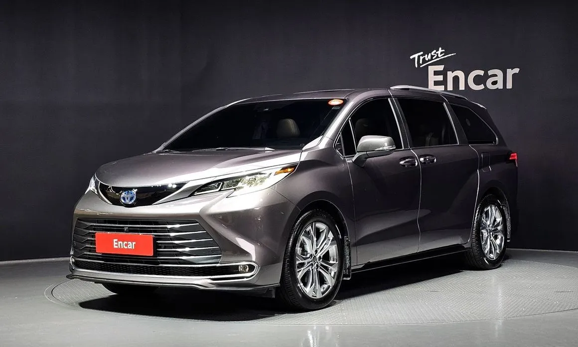 Toyota Sienna — фото 1