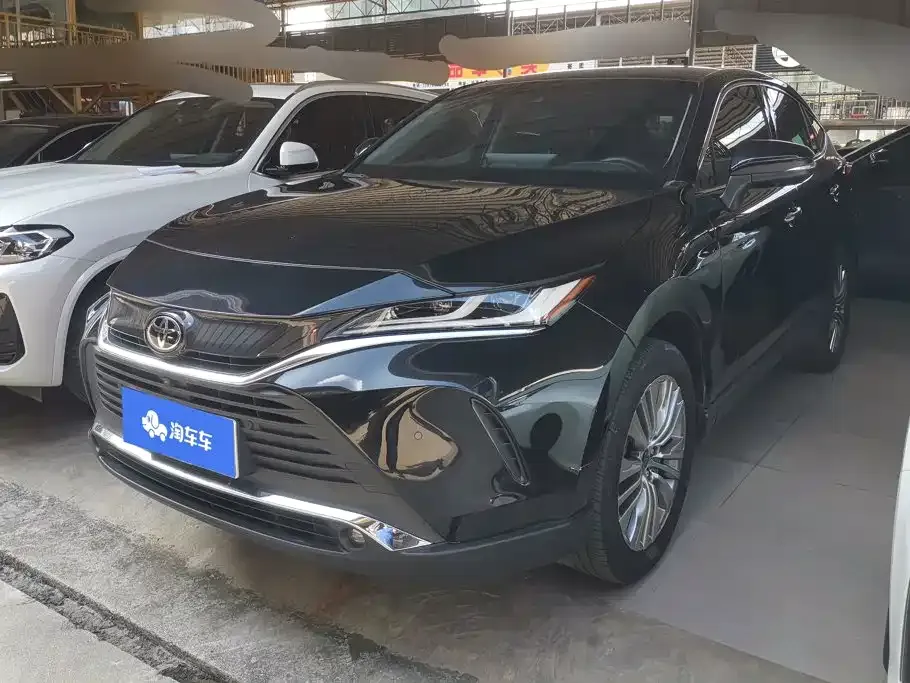 Toyota Harrier — фото 1
