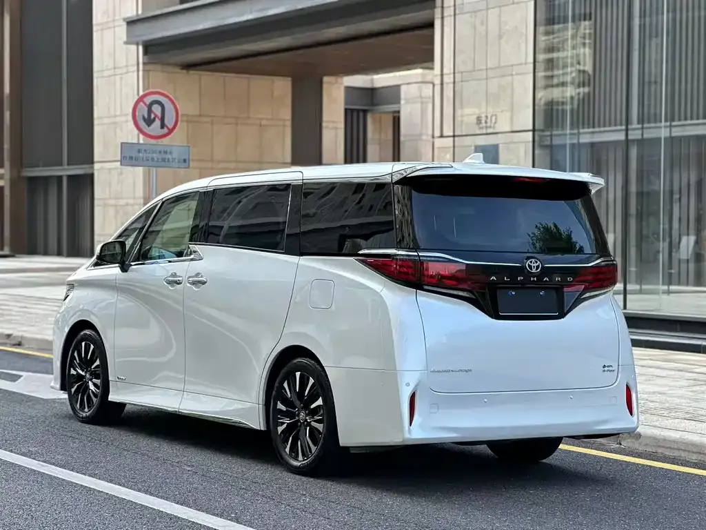 Toyota Alphard — фото 5