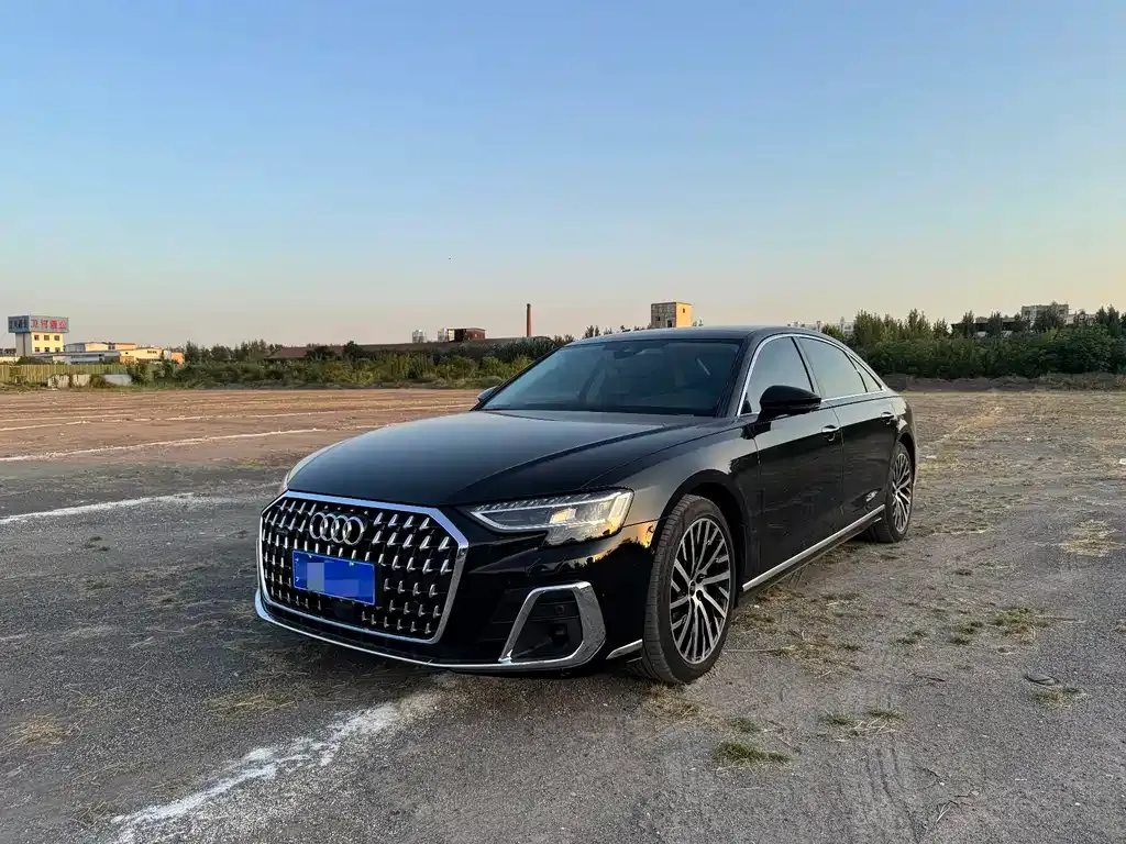 Audi A8 — фото 1