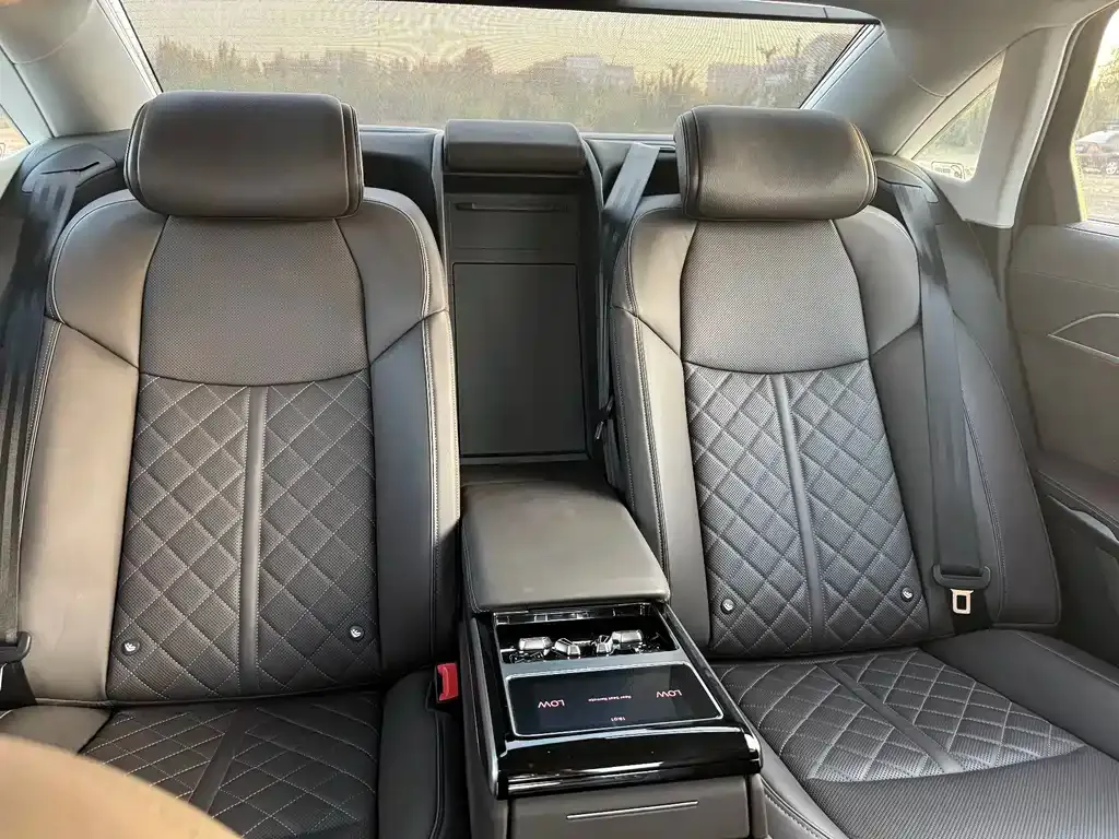 Audi A8 — фото 6