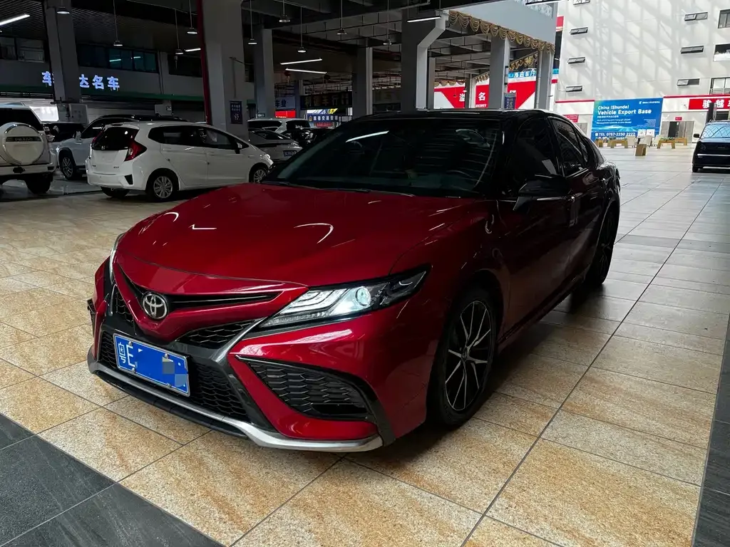 Toyota Camry — фото 1