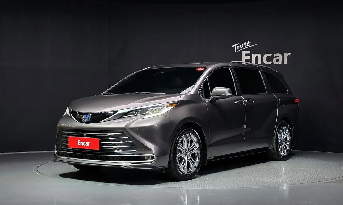 Toyota Sienna — фото 1