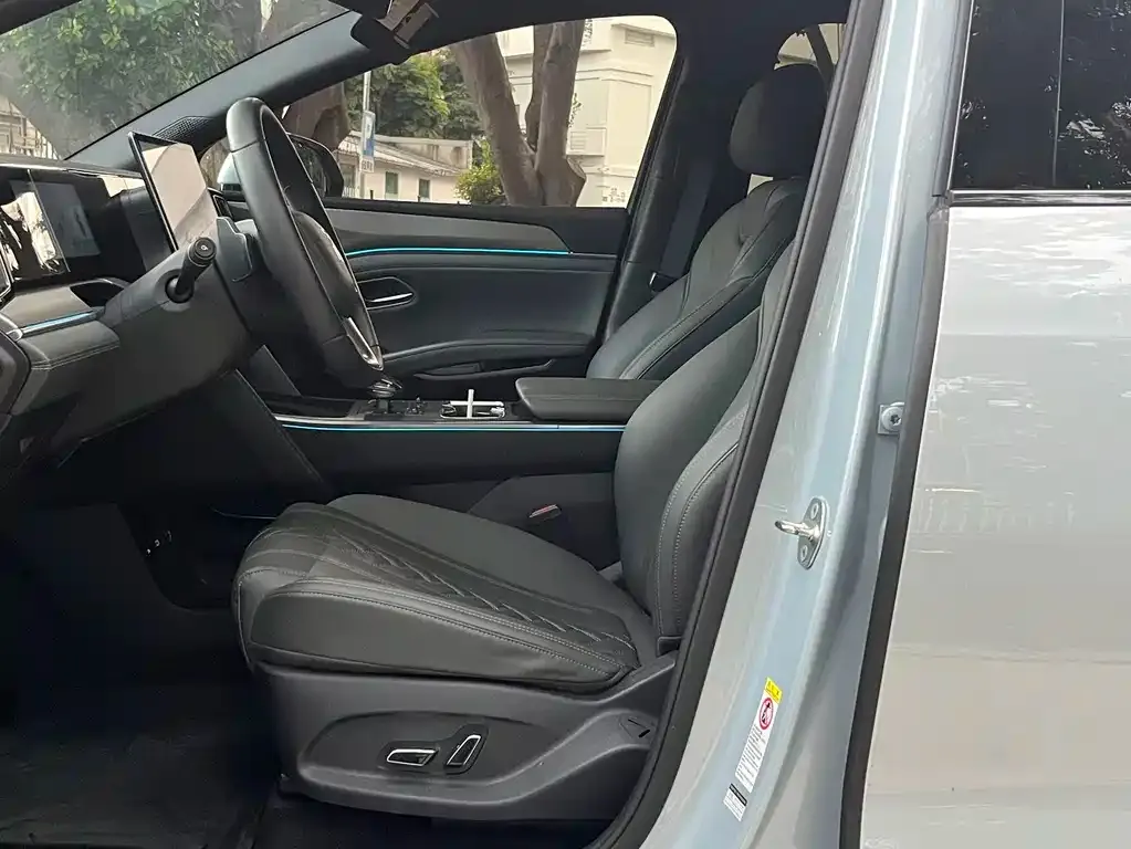 BYD L DM-i — фото 4