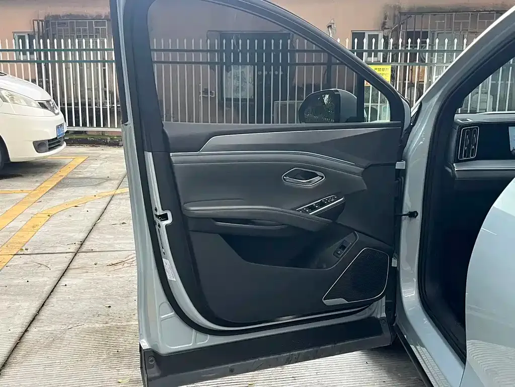 BYD L DM-i — фото 3