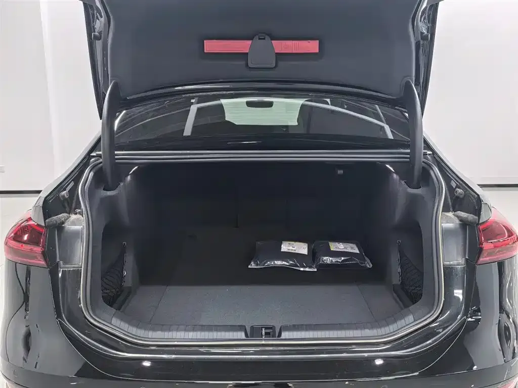Audi A6L e-tron — фото 10