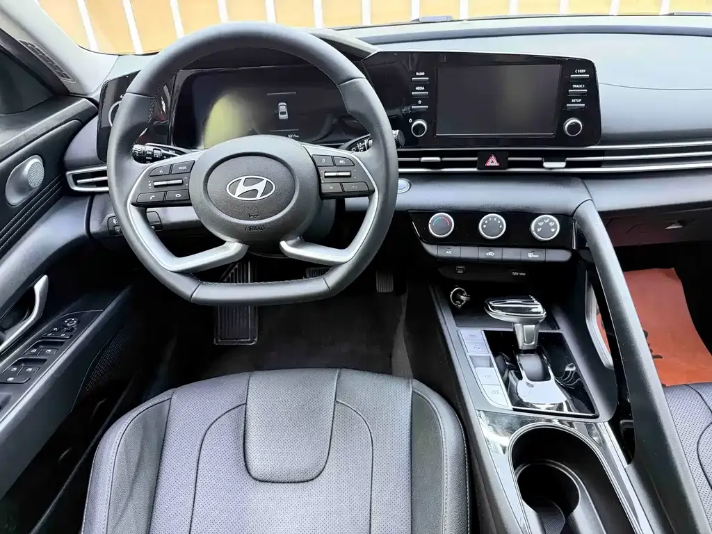 Hyundai Elantra — фото 7
