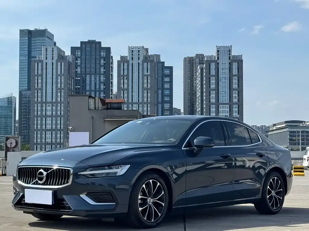 Volvo S60 — фото 1