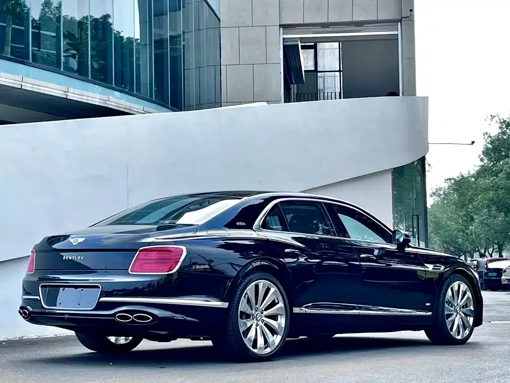 Bentley Flying Spur — фото 3