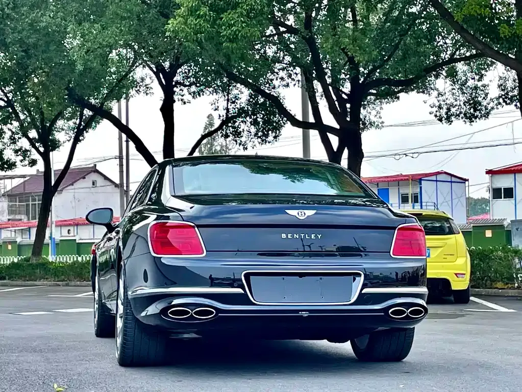 Bentley Flying Spur — фото 10