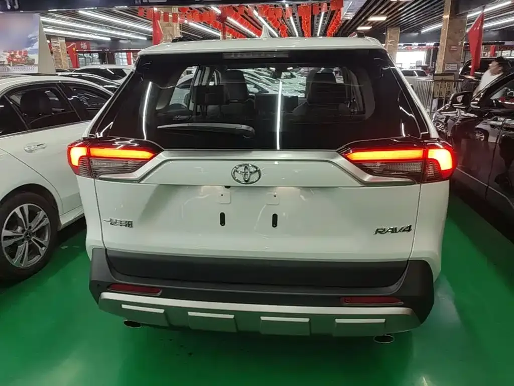 Toyota RAV4 — фото 7