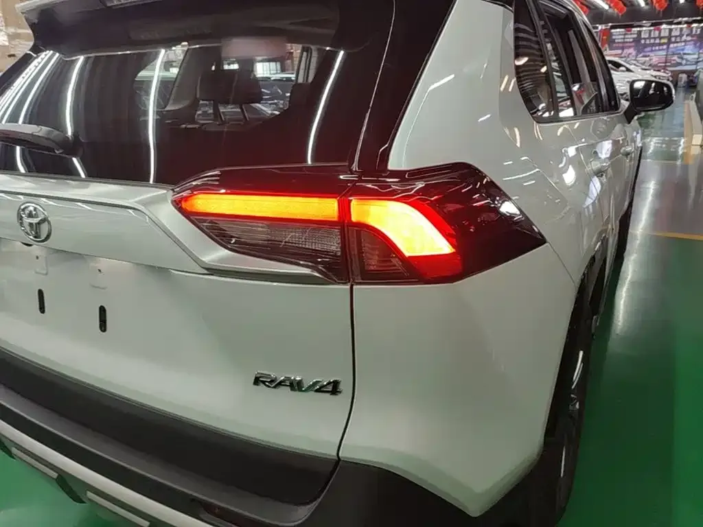Toyota RAV4 — фото 3