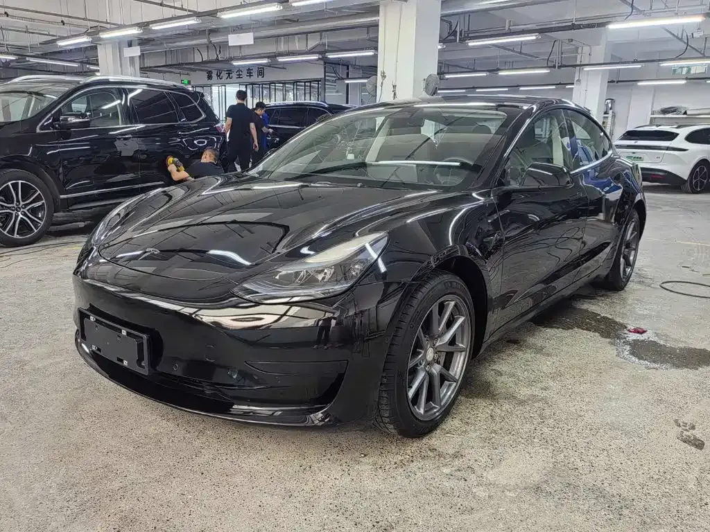 Tesla Model 3 — фото 1