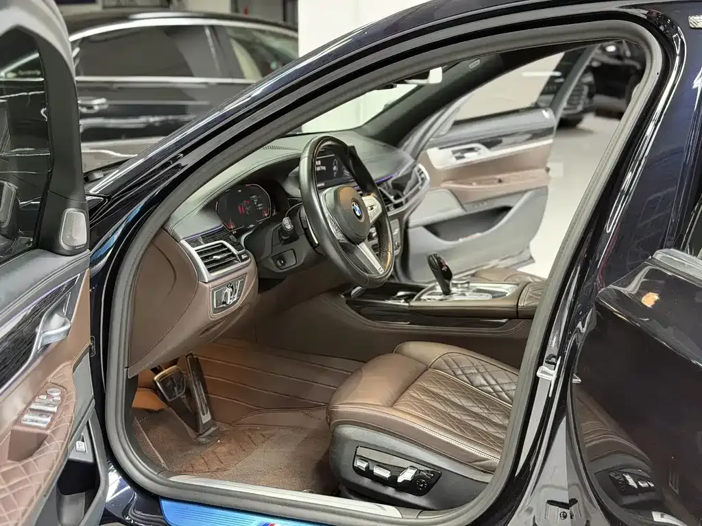BMW 7 Series — фото 10