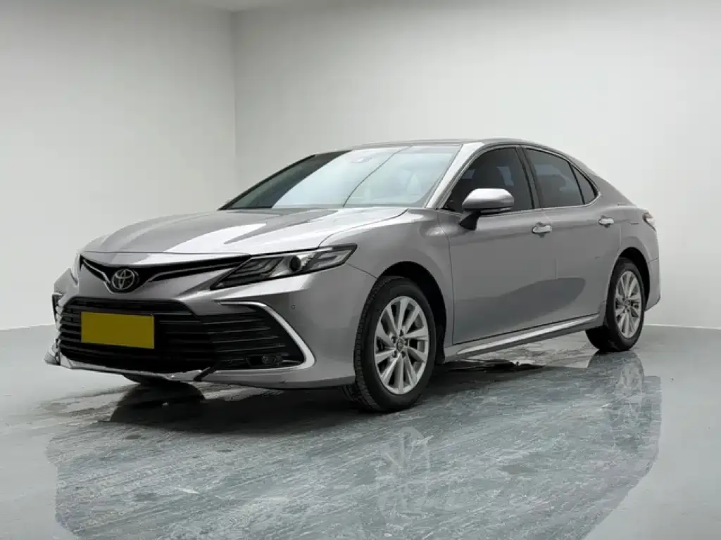 Toyota Camry — фото 1