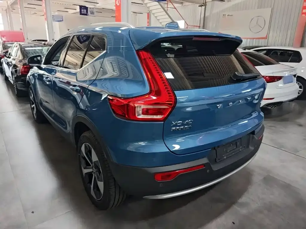 Volvo XC40 — фото 8