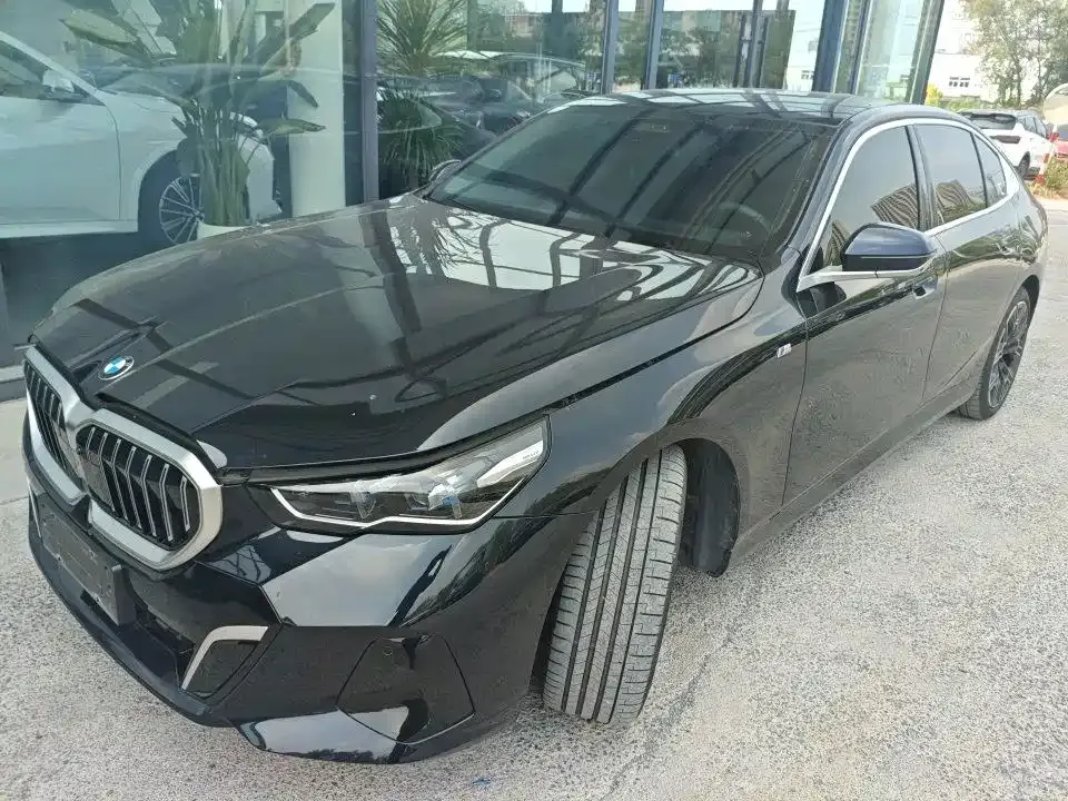 BMW 5 Series — фото 1