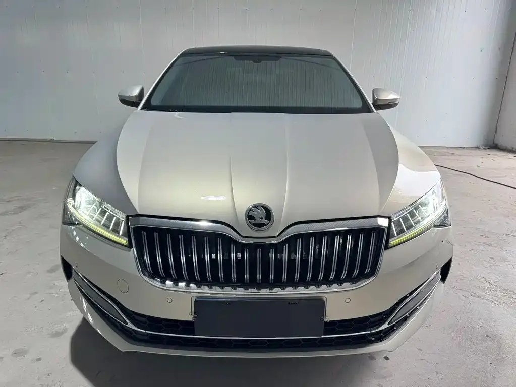 Skoda Superb — фото 8