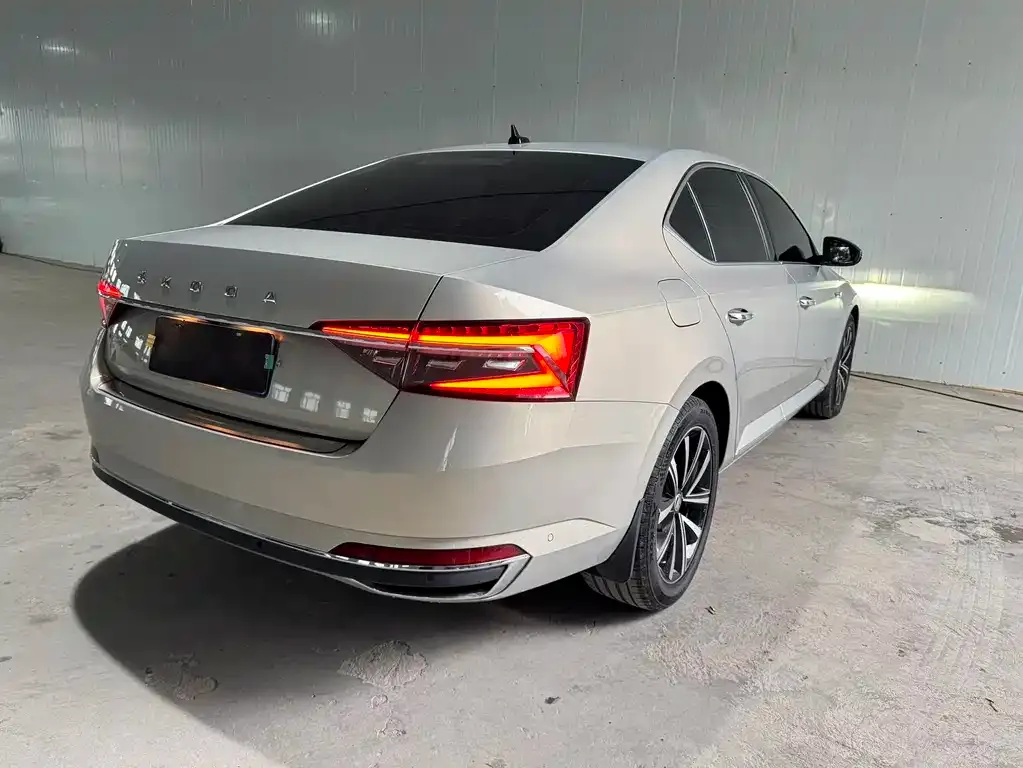 Skoda Superb — фото 9