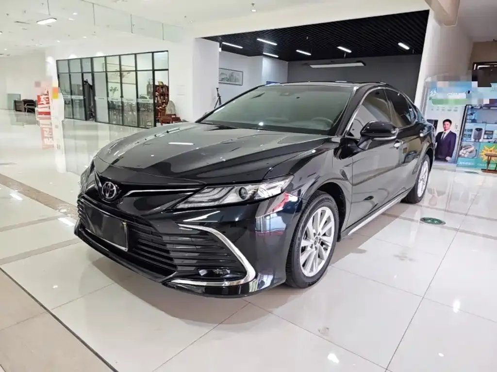 Toyota Camry — фото 1