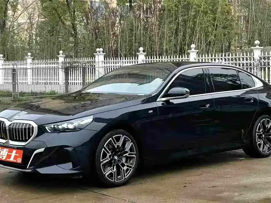 BMW 5 Series — фото 1