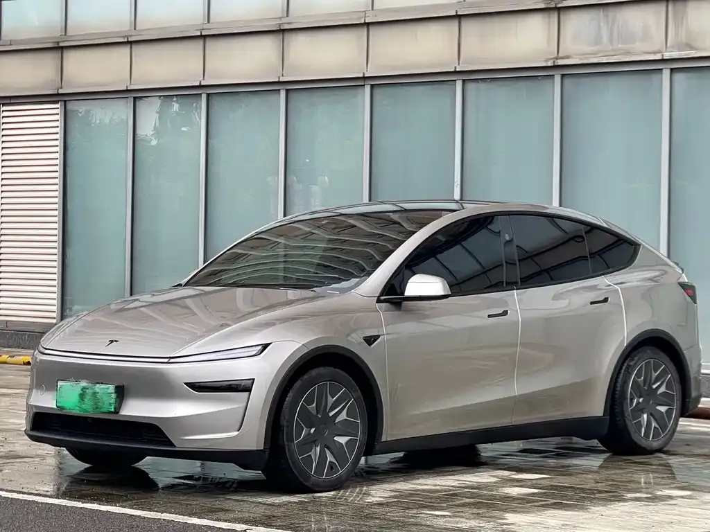 Tesla Model Y L — фото 1