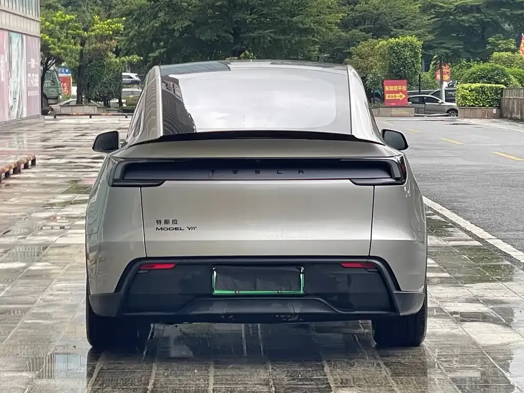 Tesla Model Y L — фото 4