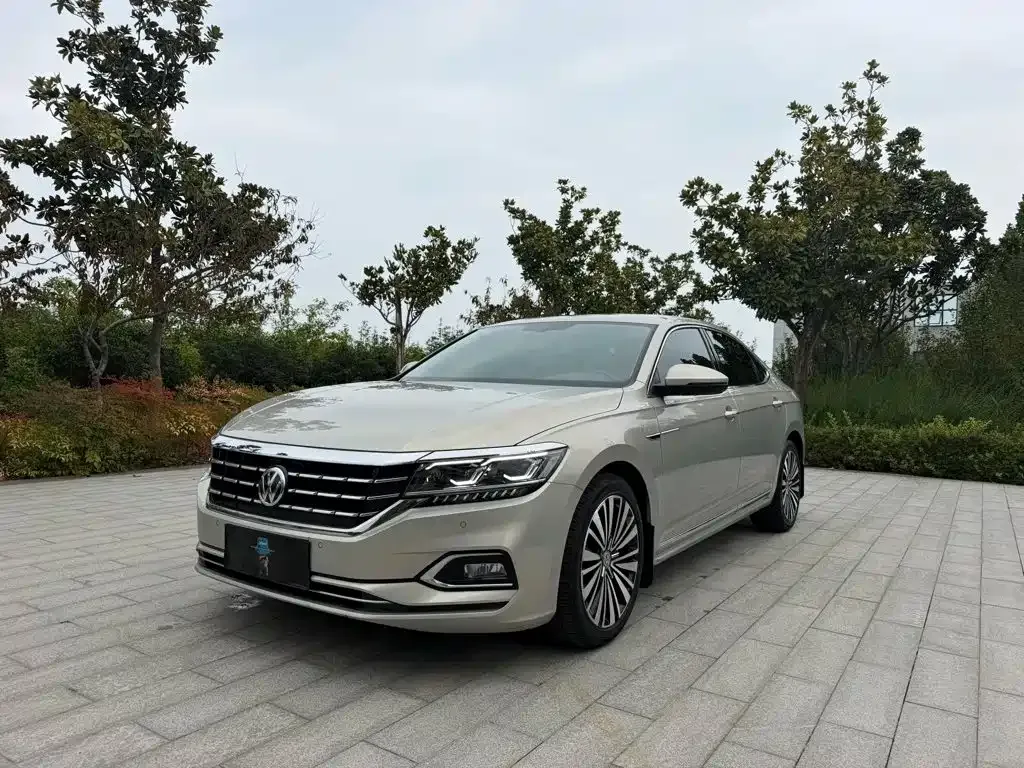 Volkswagen Passat — фото 1