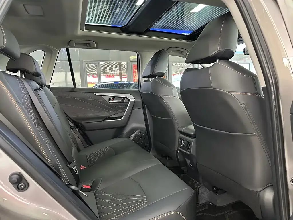 Toyota RAV4 — фото 10