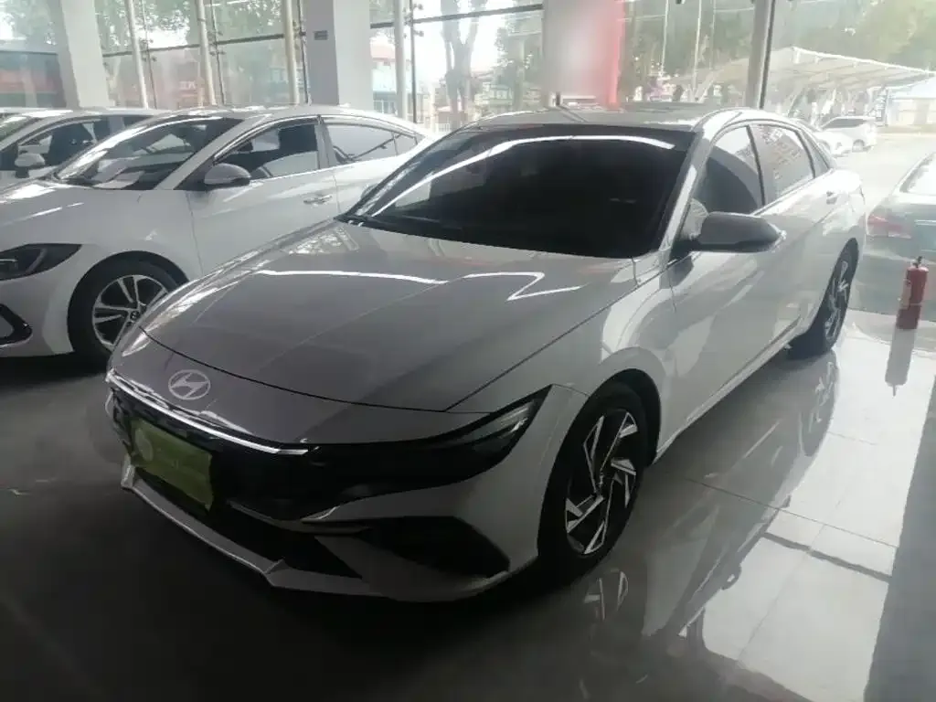 Hyundai Elantra — фото 1