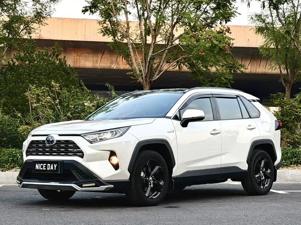 Toyota RAV4 — фото 1