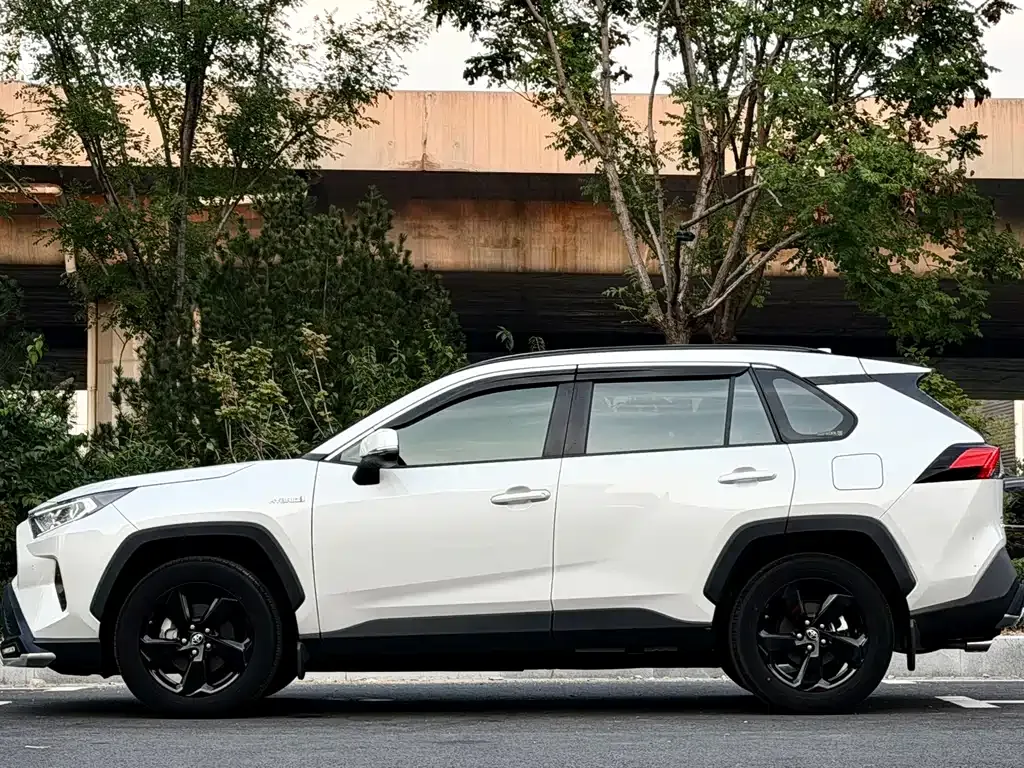 Toyota RAV4 — фото 6