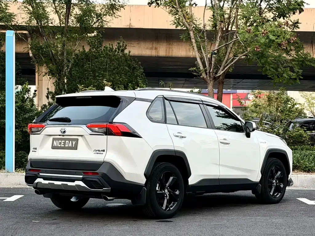 Toyota RAV4 — фото 8