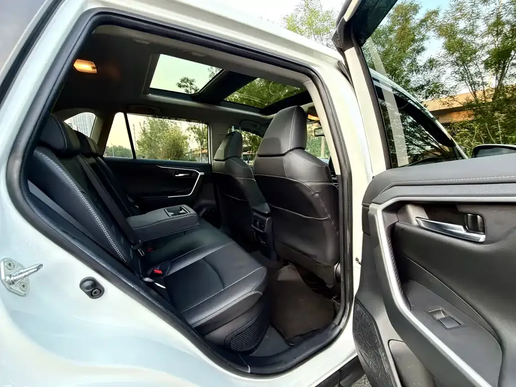 Toyota RAV4 — фото 4