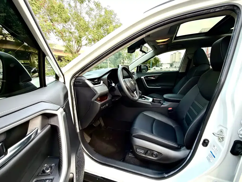 Toyota RAV4 — фото 3