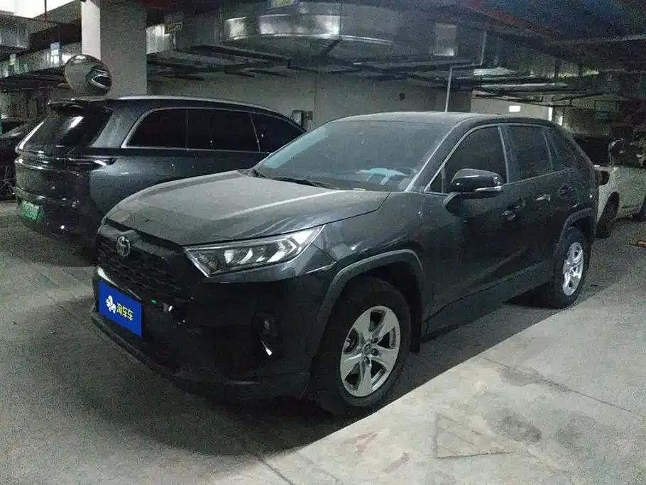 Toyota RAV4 — фото 1