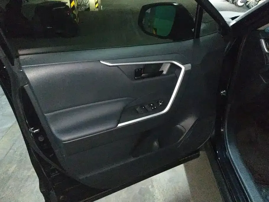 Toyota RAV4 — фото 5