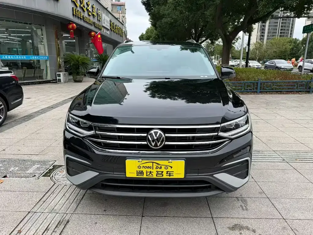 Volkswagen Tiguan L — фото 1