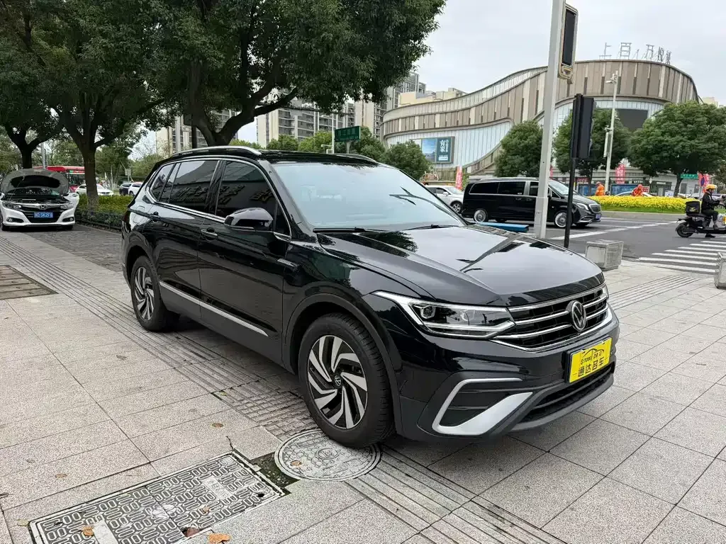 Volkswagen Tiguan L — фото 9
