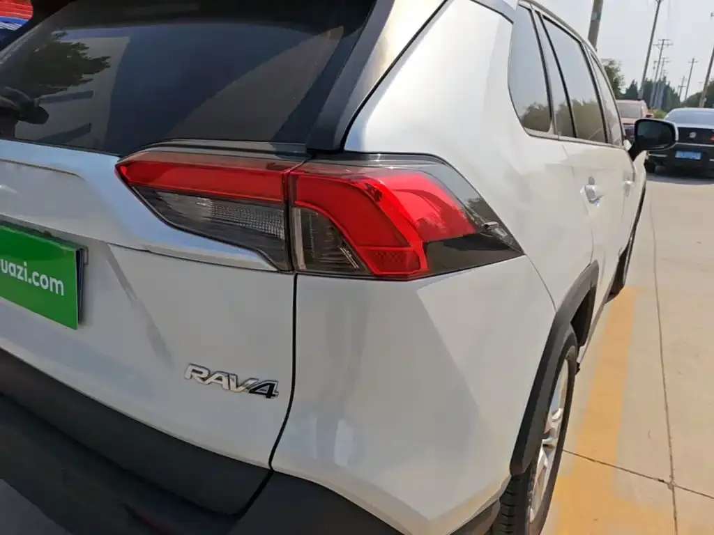Toyota RAV4 — фото 9