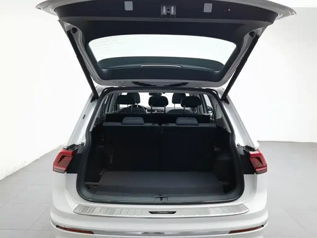 Volkswagen Tiguan L — фото 10