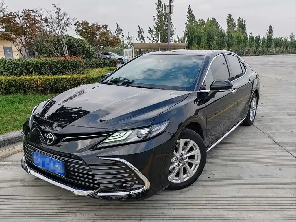 Toyota Camry — фото 1