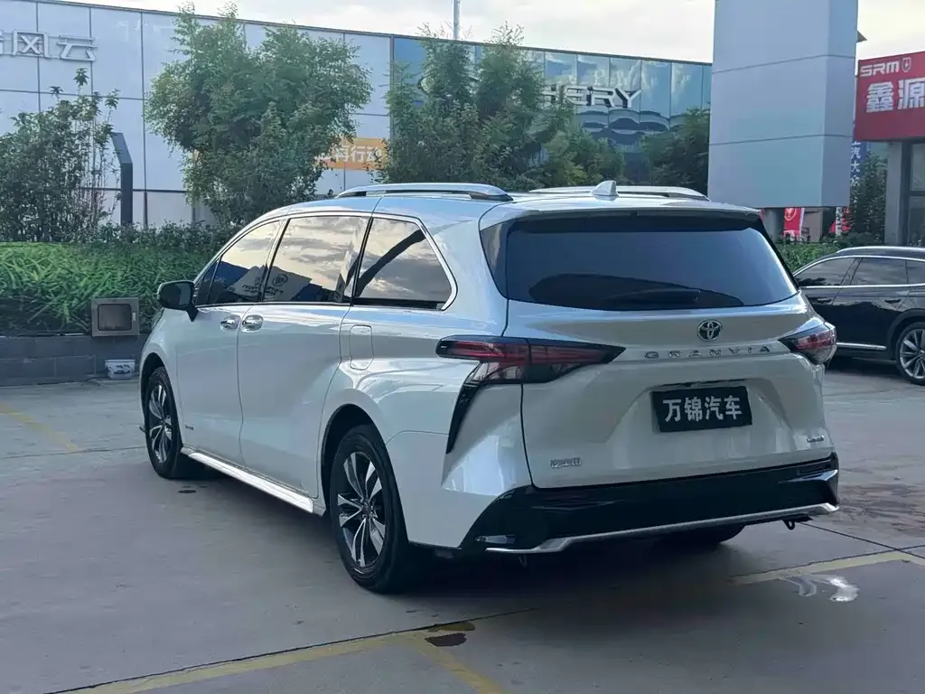 Toyota Granvia — фото 4