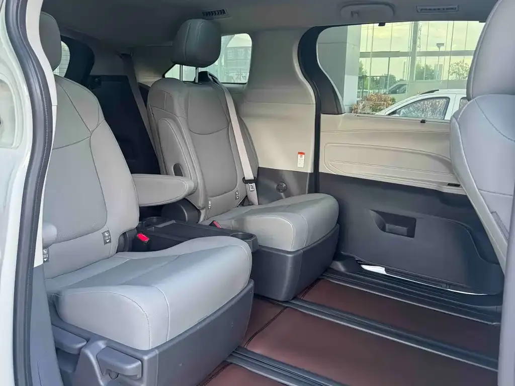 Toyota Granvia — фото 2